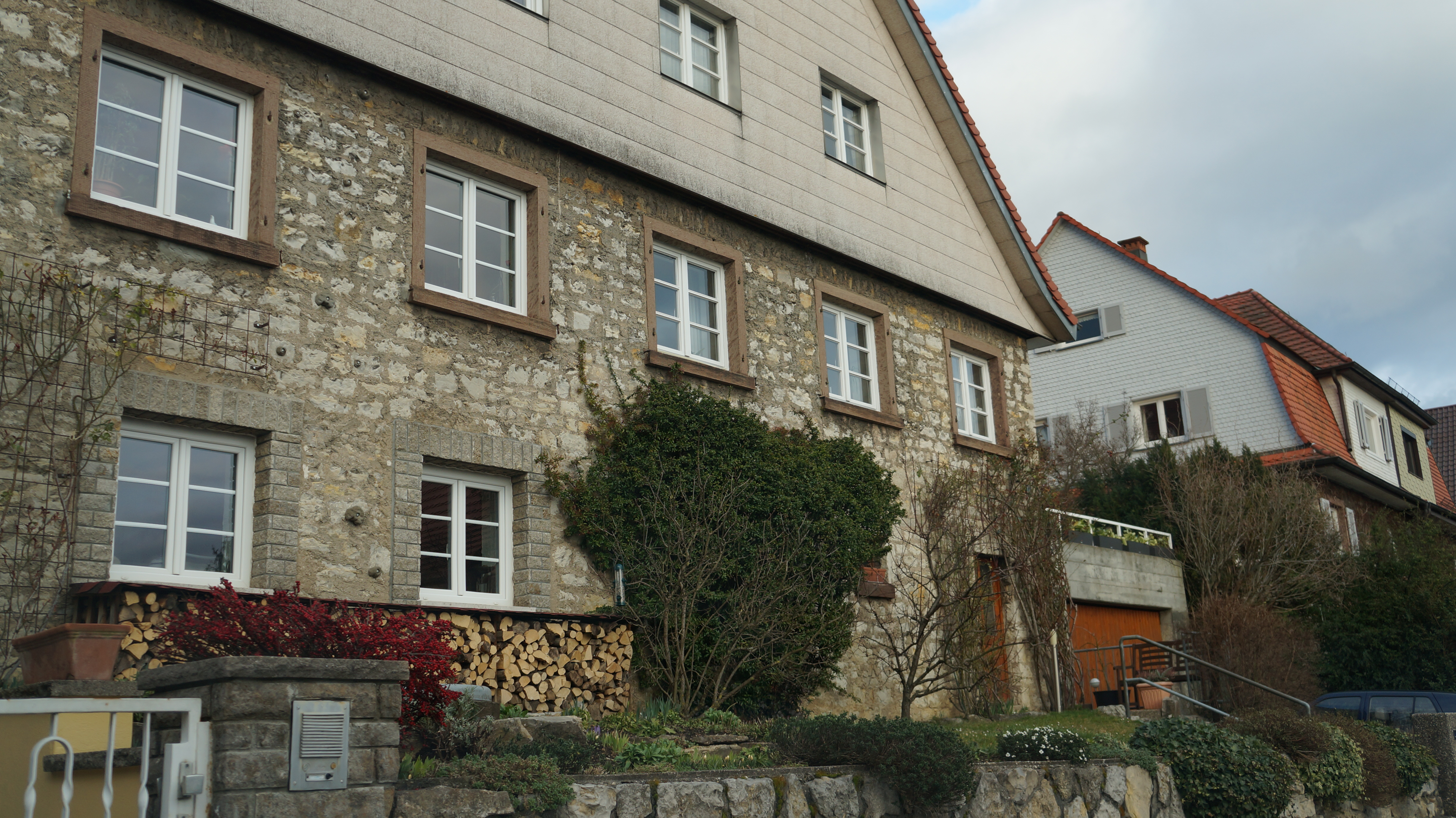 Wartbergsiedlung Pforzheim – Wohnhäuser mit Steinfassade und begrünter Umgebung